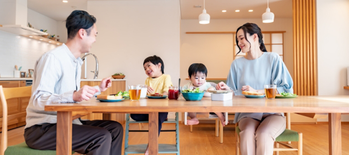 家族と一緒にゆっくり食事